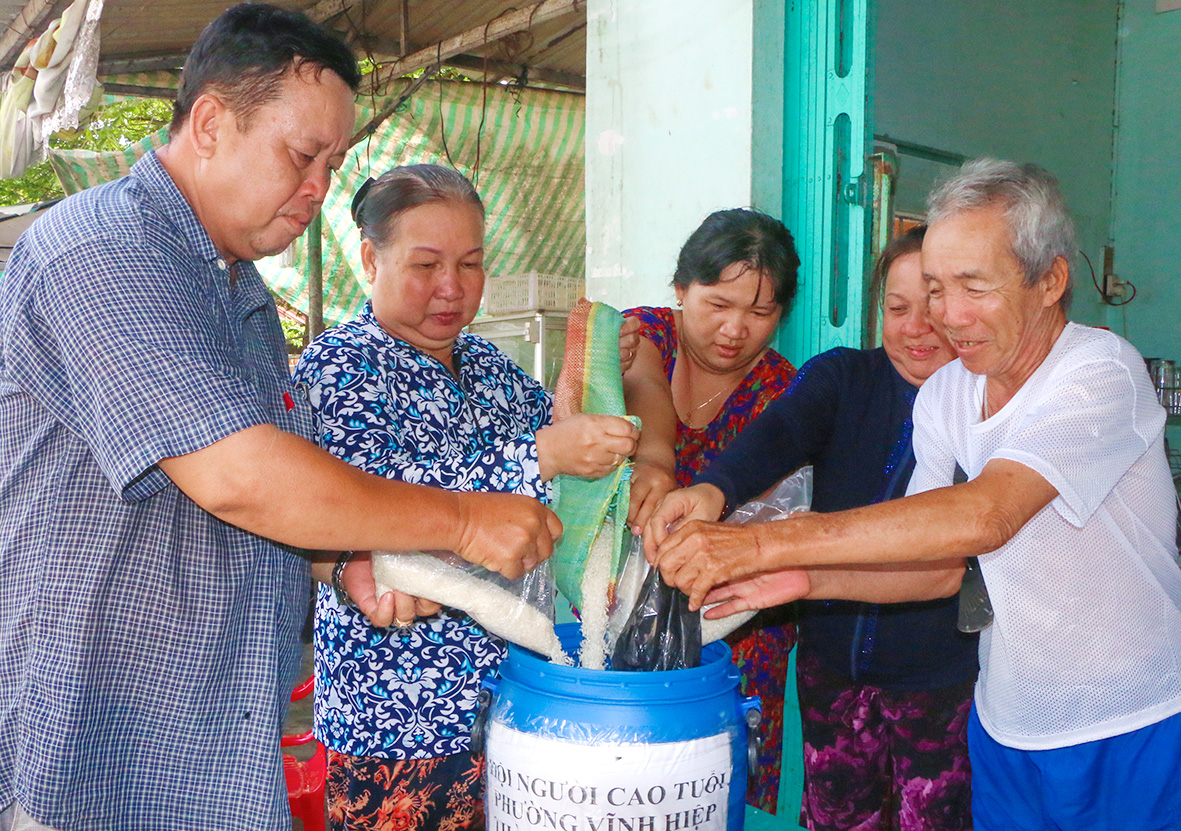 Người dân và hội viên Hội Người cao tuổi phường Vĩnh Hiệp, TP. Rạch Giá (Kiên Giang) góp gạo hàng tháng hỗ trợ người cao tuổi có hoàn cảnh khó khăn.